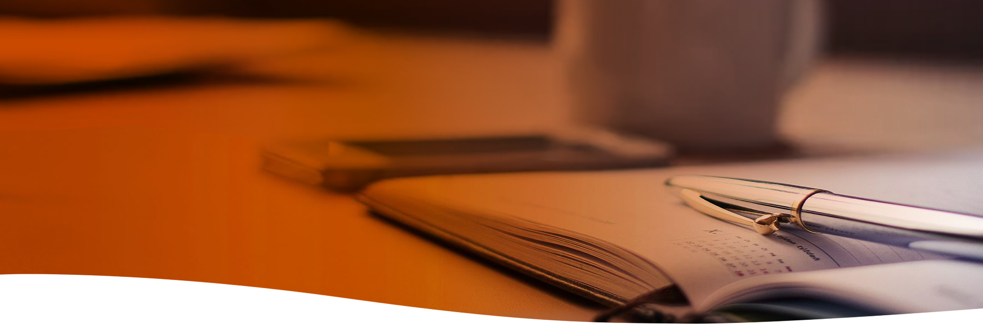 Planificación profesional: cuaderno y bolígrafo listos para tomar notas