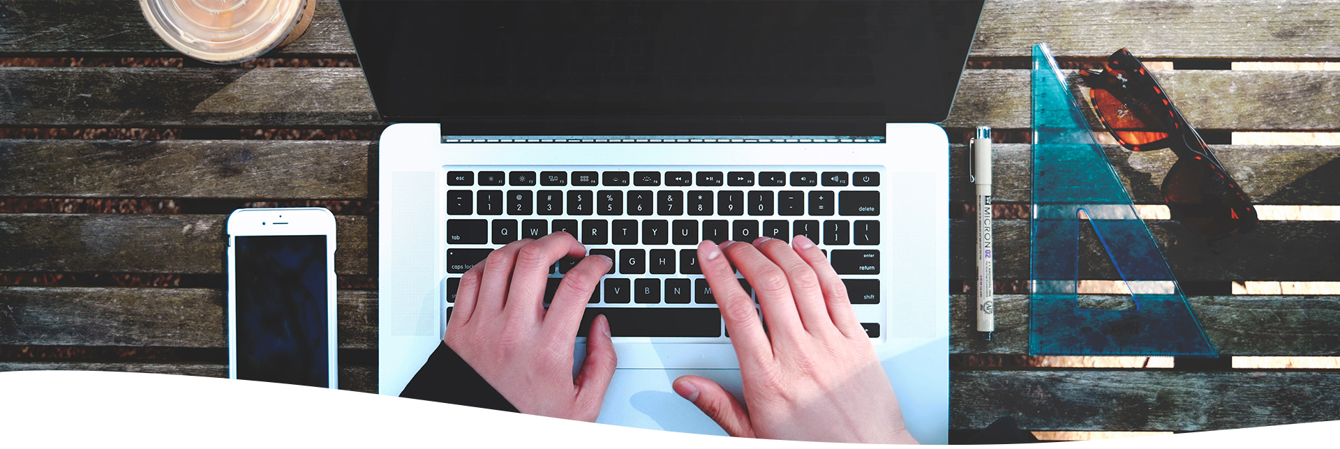 Hombre utilizando una laptop.