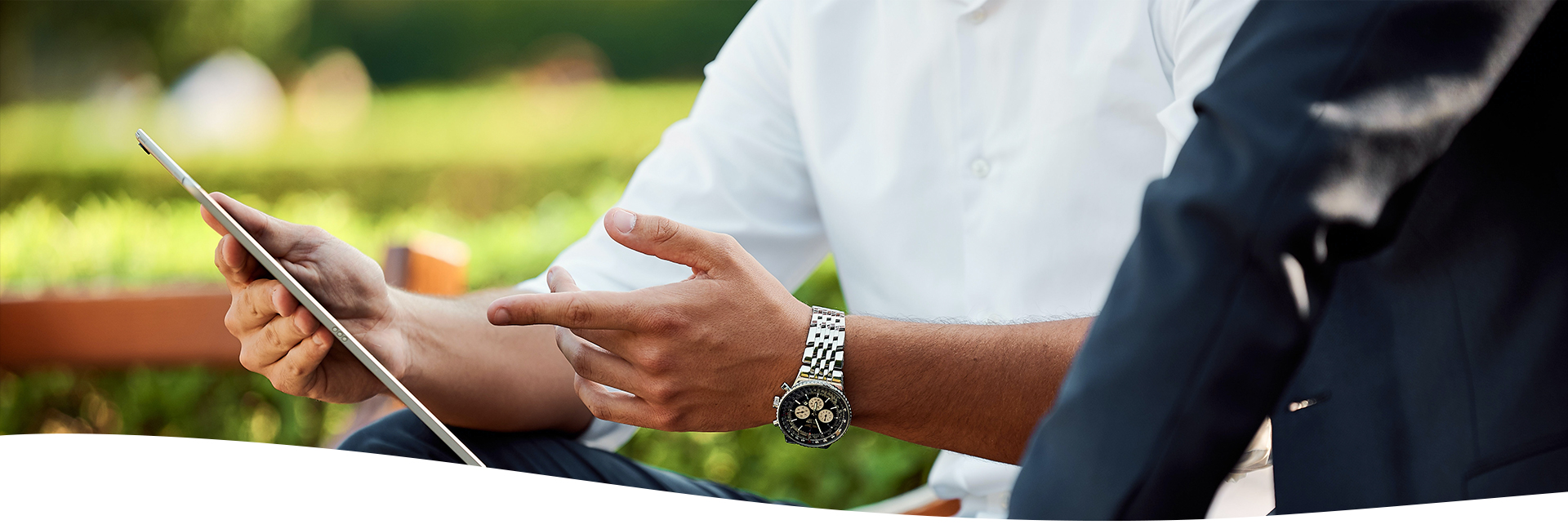 Dos hombres hablando y utilizando una laptop.