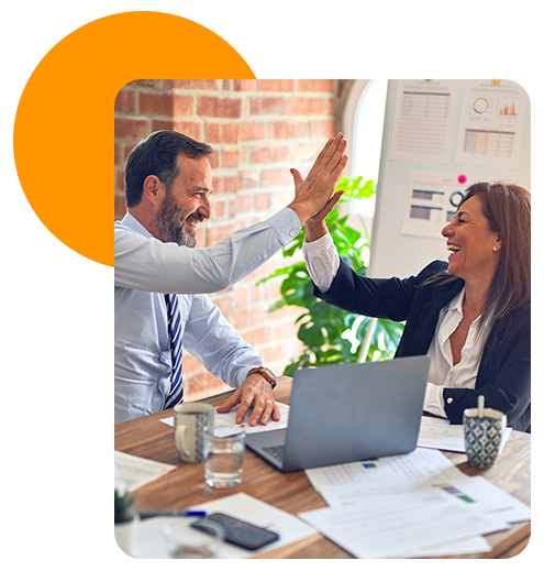 Hombre y mujer chocando la mano y sonriendo.
