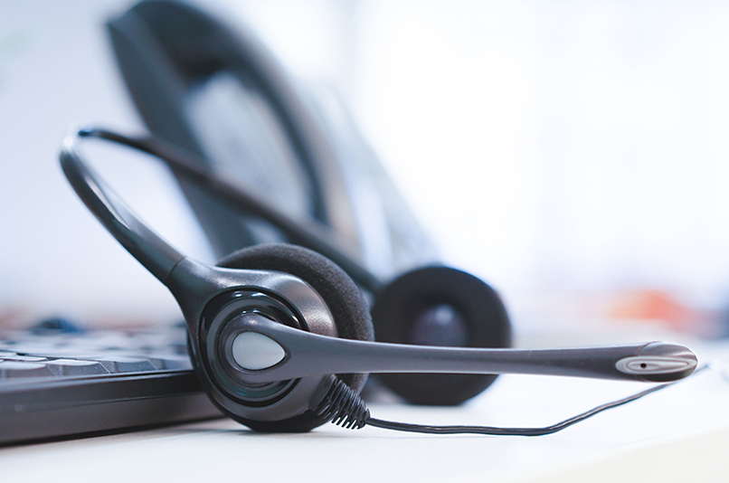 Audífonos y equipo de call center sobre el escritorio