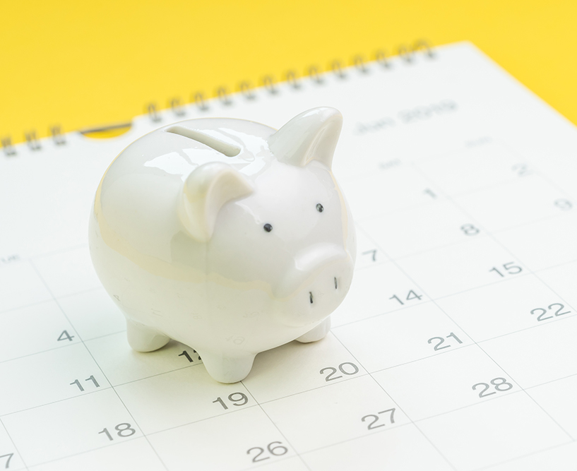 Alcancía sobre un calendario