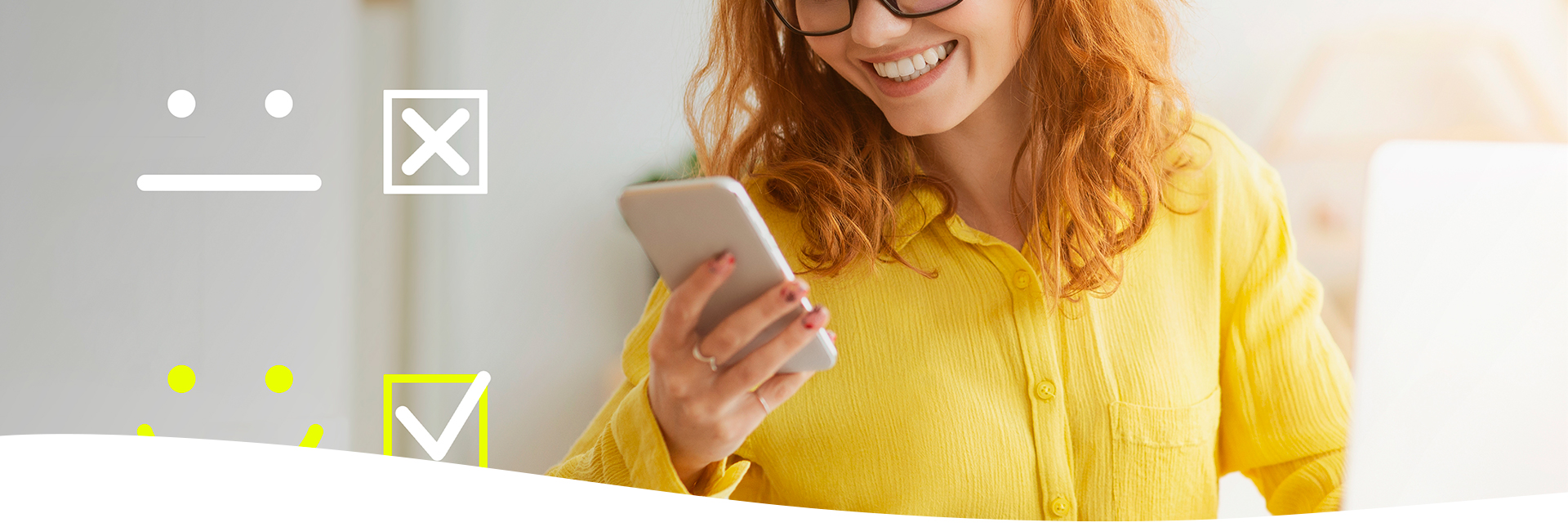 Mujer sonriendo mientras utiliza su celular en la oficina