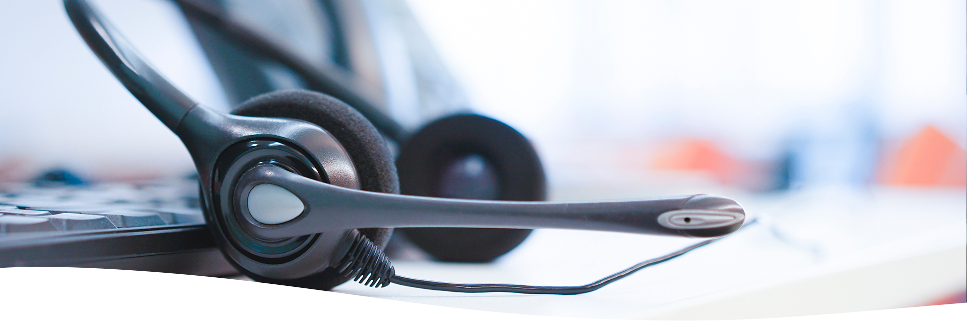 Audífonos y equipo de call center sobre el escritorio