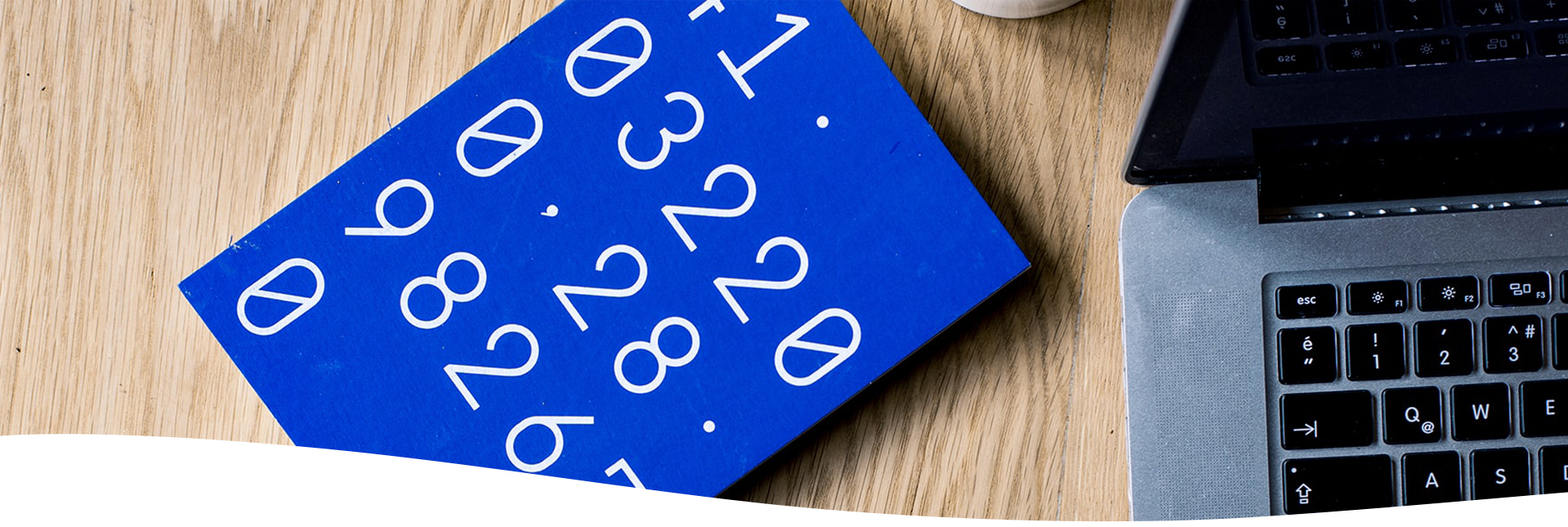 Libro azul con una laptop