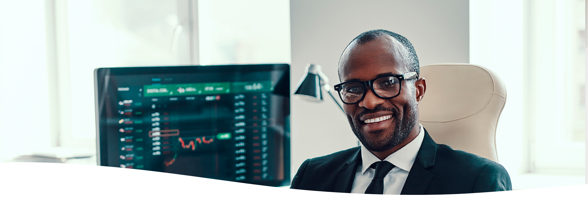 Hombre empresarial sonriendo en su oficina