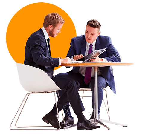 Dos personas hablando y leyendo un documento