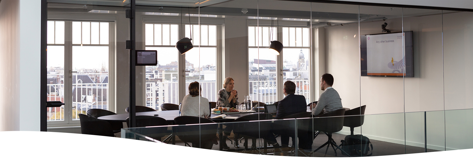 Personas en una reunión.