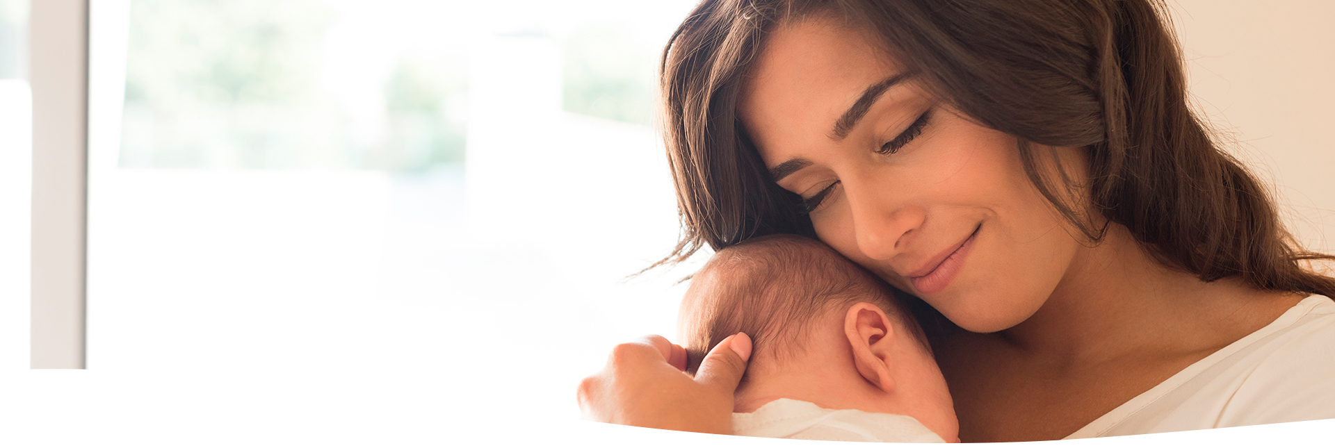 Mujer sosteniendo en sus brazos a un bebé