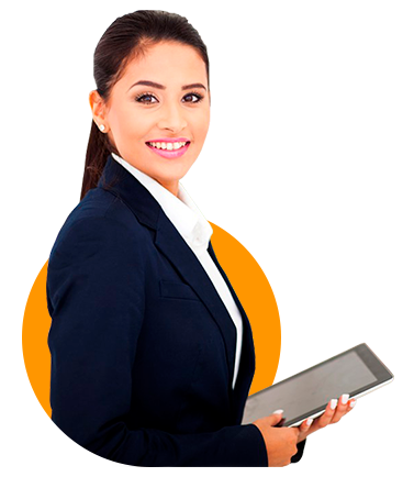 Persona sonriendo sosteniendo una tablet