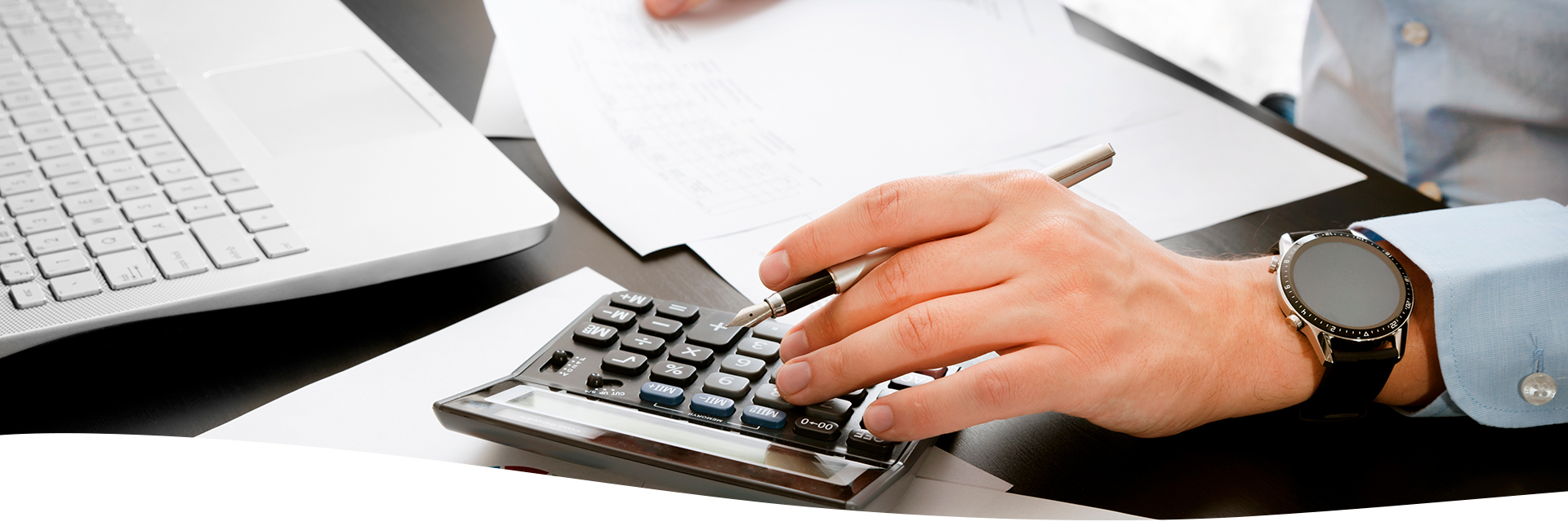 Hombre empresarial realizando cálculos en su oficina