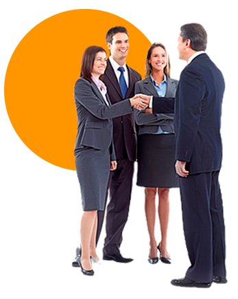 Personas sonriendo y dándose la mano