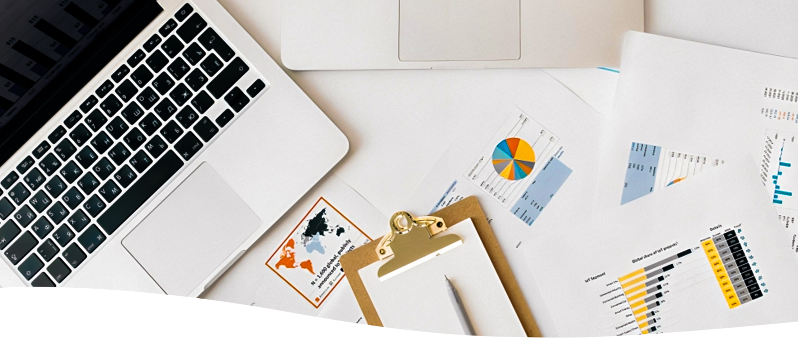 Laptop y Documentos - Gestion humana salarios